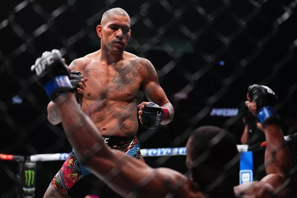 Max Holloway Steals Show at UFC 300 With KO in Dying Seconds of Fight 1